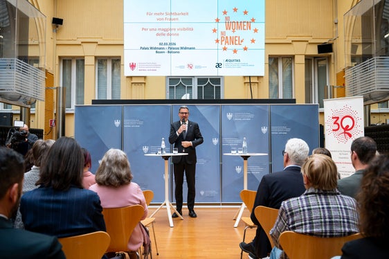 Brach eine Lanze für mehr Sichtbarkeit von Frauen bei öffentlichen Veranstaltungen und in den Medien: „Die jetzt vorgestellte Datenbank ist im Gleichstellungsaktionsplan des Landes Südtirol vorgesehen“, betonte Landeshauptmann Arno Kompatscher. (Foto: LPA/Fabio Brucculeri)