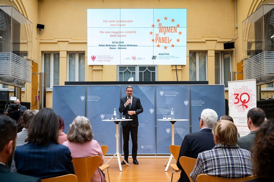 Brach eine Lanze für mehr Sichtbarkeit von Frauen bei öffentlichen Veranstaltungen und in den Medien: „Die jetzt vorgestellte Datenbank ist im Gleichstellungsaktionsplan des Landes Südtirol vorgesehen“, betonte Landeshauptmann Arno Kompatscher. (Foto: LPA/Fabio Brucculeri)