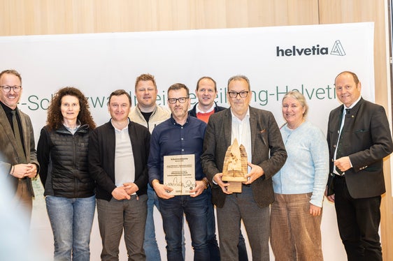 Schutzwaldpreisverleihung in Mellau/Vorarlberg (von links nach rechts): Landesrat für Forst Vorarlberg Christian Gantner, Barbara Rossi, Stefan Obersteiner, Christian Stabinger, Günther Pörnbacher, Josef Gruber (alle Forstinspektorat Welsberg), Direktor Seniorenwohnheim Innichen Herbert Watschinger, Jurymitglied Monika Frehner, Landesrat Forst Tirol Josef Geisler (Foto: LPA/Land Vorarlberg/Emanuel Sutterlüty)