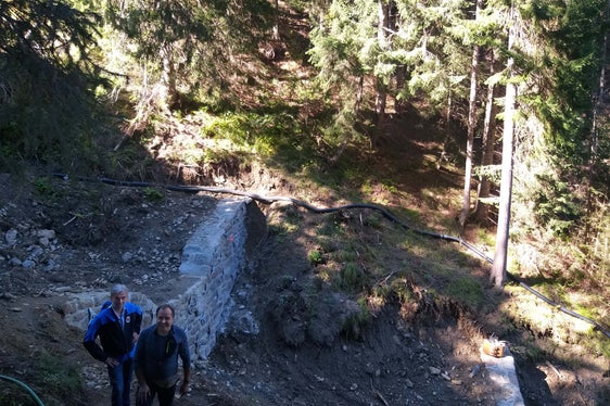 L'assessore Schuler con il sindaco del Comune di Vipiteno Peter Volgger durante il sopralluogo ai lavori sul rio Herrentisch. (Foto: Agenzia Protezione civile/Maja Clara)