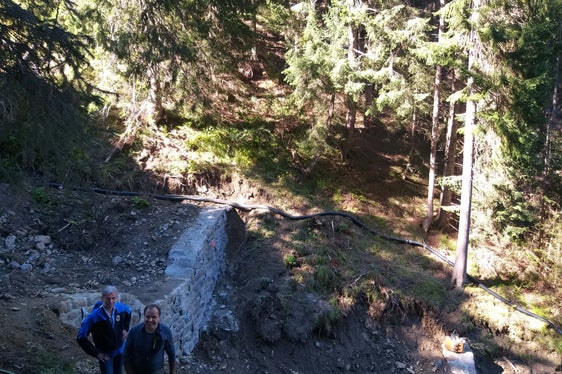 L'assessore Schuler con il sindaco del Comune di Vipiteno Peter Volgger durante il sopralluogo ai lavori sul rio Herrentisch. (Foto: Agenzia Protezione civile/Maja Clara)