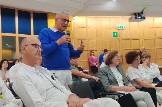Die Anliegen der Mitarbeiterinnen und Mitarbeiter standen im Mittelpunkt der Besuchsreihe von Landesrat Hubert Messner durch die Gesundheitsbezirke. (Foto: LPA/Samuel Vieider)