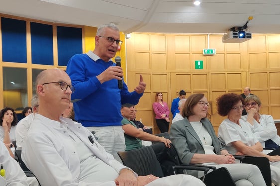Le preoccupazioni rimarcate dai collaboratori sono state al centro della serie di visite dell'assessore Hubert Messner nei diversi Comprensori sanitari dell'Alto Adige. (Foto: ASP/Samuel Vieider)