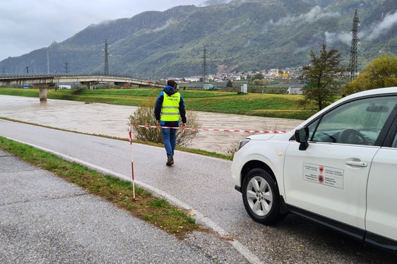 Hochwasserdienst: Lokalaugenschein auf dem Etschdamm nahe der Etschbrücke bei Terlan. (Foto: LPA/Agentur für Bevölkerungsschutz)