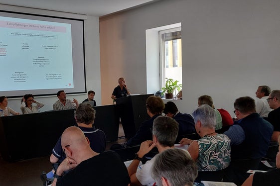 La direttrice dell’Ufficio Judith Notdurfter (in primo piano sul podio) e i suoi collaboratori si sono messi a disposizione dei rappresentanti e delle rappresentanti delle associazioni presenti anche per rispondere alle loro domande. (Foto: USP/Ufficio Volontariato e solidarietà)