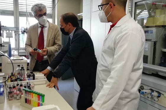 Da sx: Luca D'Ambrosio, direttore del Laboratorio analisi alimenti dell'Agenzia provinciale per l'ambiente, l'assessore Vettorato e Flavio Ciesa. (Foto: ASP/Nadia Franzoi)
