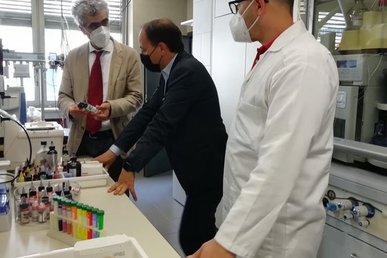 Luca D'Ambrosio, Direktor des Labors für Lebensmittelanalysen und Produktsicherheit, LR Vettorato, Flavio Ciesa (v.l.): Ziel ist ein größerer Schutz der Konsumenten. (Foto: LPA/Nadia Franzoi)