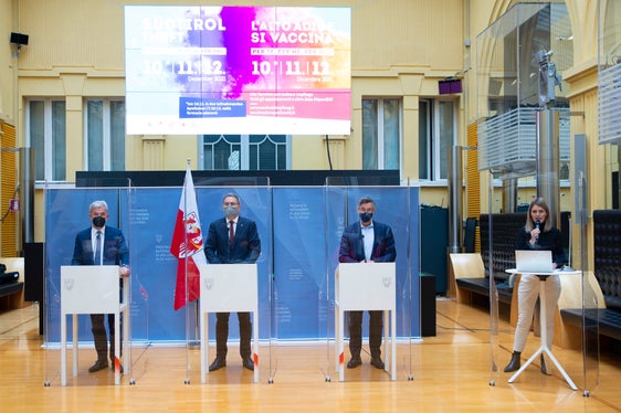 Landeshauptmann Kompatscher (2.v.l.) hat heute gemeinsam mit Gesundheitslandesrat Widmann (2.v.r.) und Zivilschutzlandesrat Schuler (1.v.l.) Details zu Südtirol impft vorgestellt. (Foto: LPA/Barbara Franzelin)