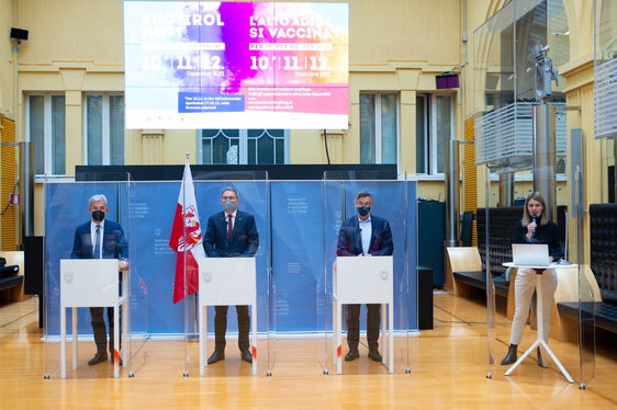 Landeshauptmann Kompatscher (2.v.l.) hat heute gemeinsam mit Gesundheitslandesrat Widmann (2.v.r.) und Zivilschutzlandesrat Schuler (1.v.l.) Details zu Südtirol impft vorgestellt. (Foto: LPA/Barbara Franzelin)