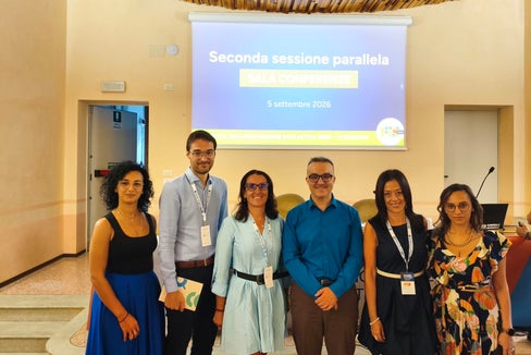 Una scuola innovativa e al passo con i tempi. Nella foto (da sinistra) Aura Jasmine Petrone (docente IC Laives), Alessandro Gelmi (esperto del progetto Science in Depth), Silvia Ruvidotti (docente IC Laives), Fabio Furciniti (ispettore STEAM), Emanuela Scicchitano (dirigente IC Laives) e Anna del Vecchio (docente IC Laives). (Foto: (USP)