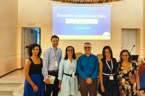 Una scuola innovativa e al passo con i tempi. Nella foto (da sinistra) Aura Jasmine Petrone (docente IC Laives), Alessandro Gelmi (esperto del progetto Science in Depth), Silvia Ruvidotti (docente IC Laives), Fabio Furciniti (ispettore STEAM), Emanuela Scicchitano (dirigente IC Laives) e Anna del Vecchio (docente IC Laives). (Foto: (USP)