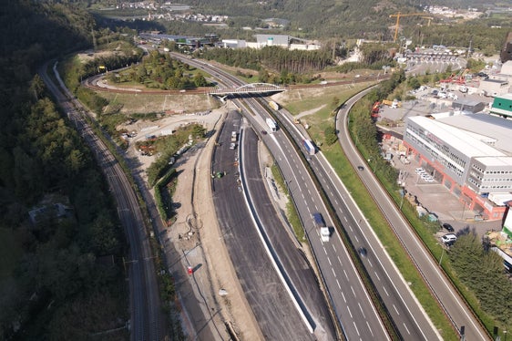 Beim Lokalaugenschein informierten sich die Teilnehmenden über den aktuellen Baufortschritt und die nächsten Bauphasen der Riggertal-Schleife. (Foto: LPA/g.news)