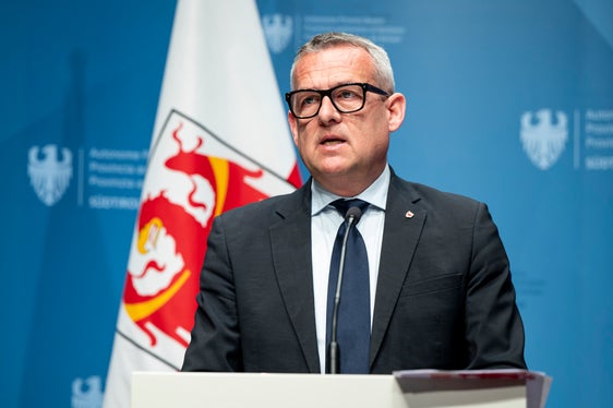 Mit dem Hochbauprogramm 2026-2028 investieren wir in die Stärkung der öffentlichen Infrastruktur, des Gesundheitswesens, der schulischen Einrichtungen und der Kulturräume. Es handelt sich um wichtige Investitionen in die Zukunft unseres Landes und in die Qualität der Dienste für die Bürgerinnen und Bürger, sagte Landesrat Christian Bianchi. (Foto: LPA/Fabio Brucculeri)