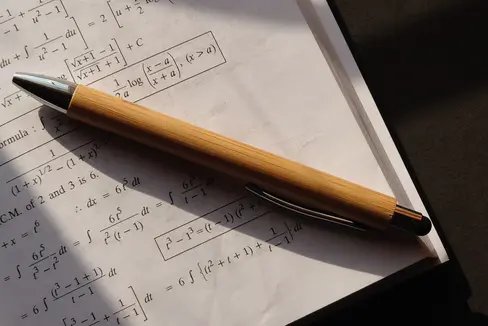 Tausende Schülerinnen und Schüler aller Schulstufen aus ganz Südtirol haben sich im März am Wettbewerb Känguru der Mathematik beteiligt. Die Besten werden nun ausgezeichnet. (Foto: Unsplash)