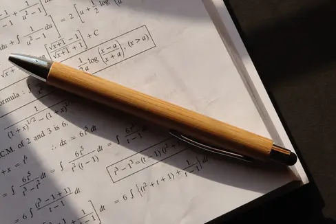 Tausende Schülerinnen und Schüler aller Schulstufen aus ganz Südtirol haben sich im März am Wettbewerb Känguru der Mathematik beteiligt. Die Besten werden nun ausgezeichnet. (Foto: Unsplash)