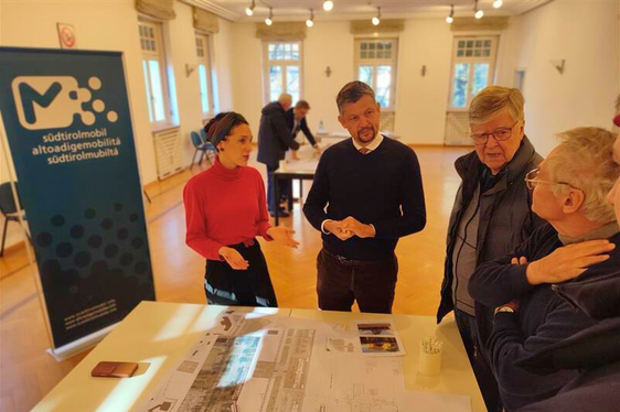 Infoday è l’evento informativo in cui a novembre 2024 è stato presentato il progetto del nuovo Centro mobilità di Merano: nella foto (da sinistra) la vicesindaca Zeller e l'assessore Alfreider. (Foto: STA/Alice Banfi)