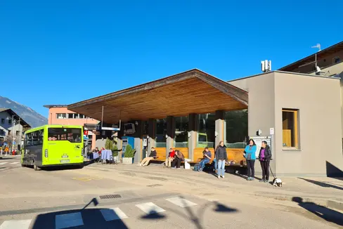 Am Busbahnhof in Lana entsteht mit dem neuen südtirolmobil-Infopoint ein neues, kleines Zentrum für die öffentliche Mobilität. (Foto: LPA/ Margit Perathoner)