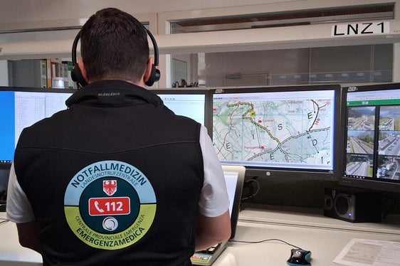 La Centrale provinciale di emergenza, situata nel Centro di Protezione civile in via Druso a Bolzano, è la centrale operativa per tutti gli interventi di soccorso e di protezione civile in Alto Adige; è raggiungibile 24 ore su 24 tramite il numero unico europeo di emergenza 112. (Foto: USP/Agenzia per la Protezione civile)