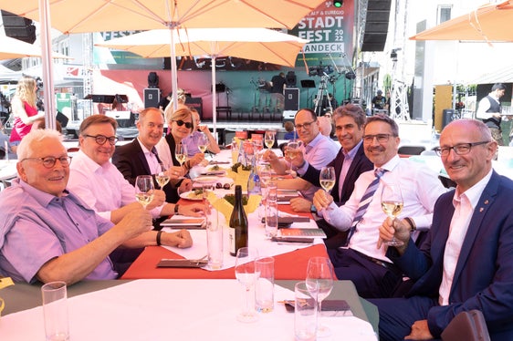 Auf die Euregio und die Arge Alp wurde heute in Landeck angestoßen. (Foto: Land Tirol/Die Fotografen)