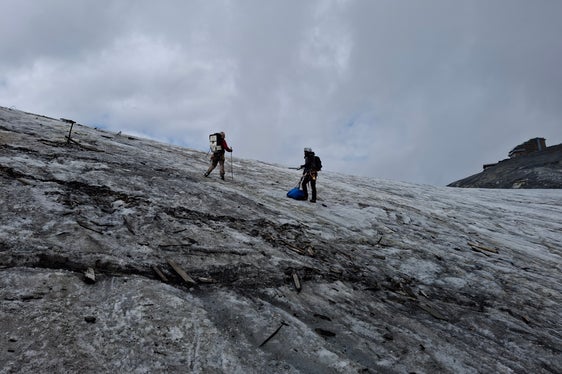 Una vasta operazione di pulizia dei ghiacciai ha interessato la zona del Passo dello Stelvio. (Foto: USP/Ispettorato forestale Silandro)