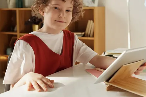 Tag der ladinischen Schule: Jugendliche befähigen, mit sozioökonomischen, kulturellen und digitalen Herausforderungen umgehen zu können. (Foto: Pexels)