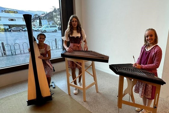 Es musizierten die Eisacktaler Gitschn der Musikschule Brixen. (Foto: LPA/Landesmusikschuldirektion)