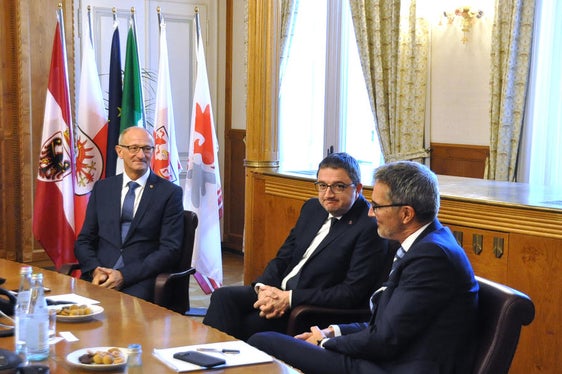 Von der ökologischen Nachhaltigkeit bis zum Verkehr reichten die Themen, über die sich die Euregio-Landeshauptleute Mattle, Fugatti und Kompatscher heute in Trient austauschten. (Foto: Presseamt Trentino)