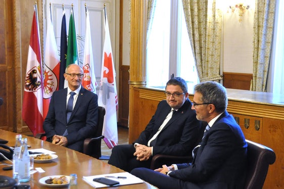 Tra Mattle, Fugatti e Kompatscher (da sinistra a destra) un incontro cordiale ma impostato sulla discussione concreta dei temi più importanti a partire dalla sostenibilità ambientale e dalla questione dei trasporti (Foto: Ufficio stampa Provincia autonoma di Trento)