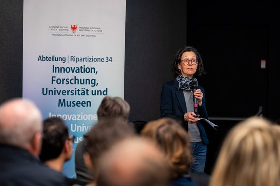 Alexandra Untersulzner, direttrice del Museo provinciale degli usi e costumi di Teodone, ha mostrato come la conoscenza degli oggetti si arricchisca grazie ai feedback della popolazione. (Foto: USP/Fabio Brucculeri)