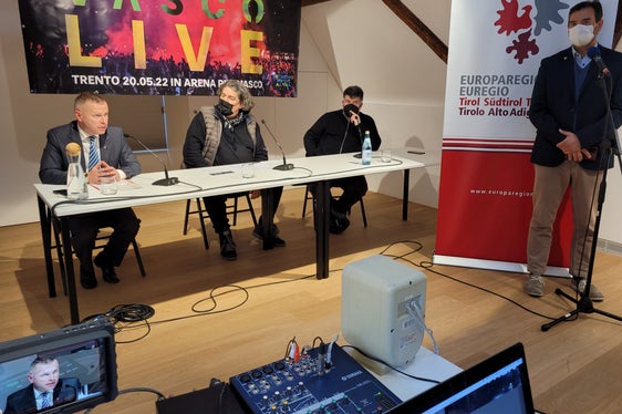 Presentato oggi il concorso Euregio in occasione del concerto di Vasco Rossi: da sinistra Christoph Von Ach, Fausto Bonfanti e Fabio De Santi (Foto: Euregio)