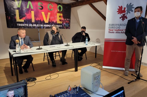 Presentato oggi il concorso Euregio in occasione del concerto di Vasco Rossi: da sinistra Christoph Von Ach, Fausto Bonfanti e Fabio De Santi (Foto: Euregio)