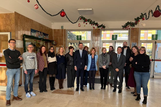 Netzwerkarbeit zur Stärkung der Mehrsprachigkeit: Gruppenfoto mit der Delegation aus Friaul-Julisch Venetien unter der Leitung von Regionalassessorin für Bildung und Arbeit Alessia Rosolen (sechste von links), neben Landesrat Marco Galateo (siebter von links) und Hauptschulamtsleiter Vincenzo Gullotta (dritter von rechts in der ersten Reihe). (Foto: LPA)