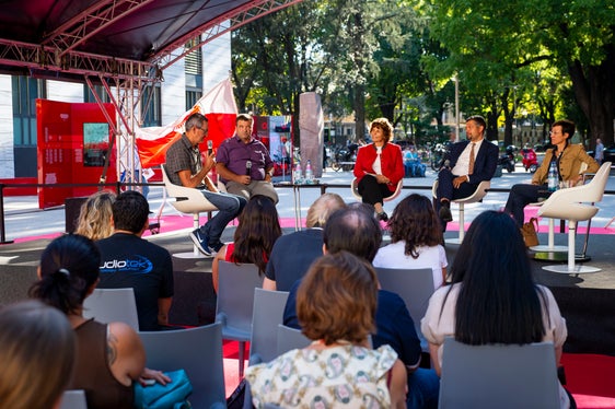 Dobbiamo adattarci è stato il chiaro messaggio dell'ultima tornata di interventi (da sinistra a destra sul podio): Manfred Donat dal pubblico, Volkmar Mair, l'assessora Maria Hochgruber Kuenzer, l'assessore Daniel Alfreider e Virna Bussadori. (Foto: ASP/Fabio Brucculeri)