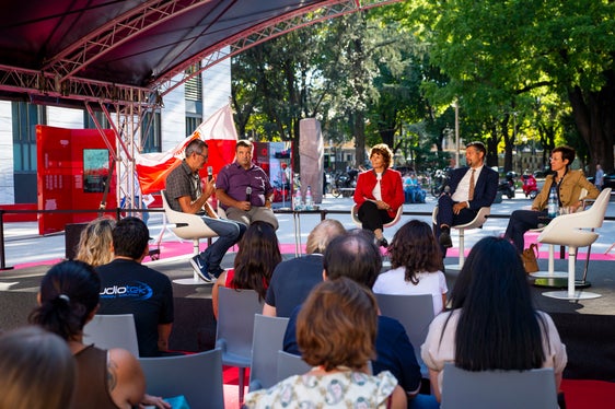 Dobbiamo adattarci è stato il chiaro messaggio dell'ultima tornata di interventi (da sinistra a destra sul podio): Manfred Donat dal pubblico, Volkmar Mair, l'assessora Maria Hochgruber Kuenzer, l'assessore Daniel Alfreider e Virna Bussadori. (Foto: ASP/Fabio Brucculeri)