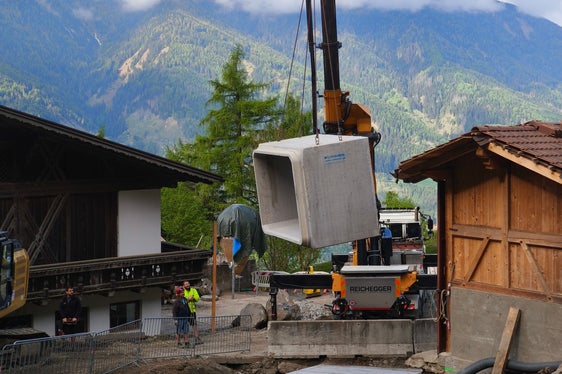 I nuovi pozzi, alti 2 metri e larghi 2,5 metri, nel rio Trens, aumentano la capacità di flusso e la protezione dalle piene. (Foto: USP/Ufficio sistemazione bacini montani nord/Thomas Hasler)