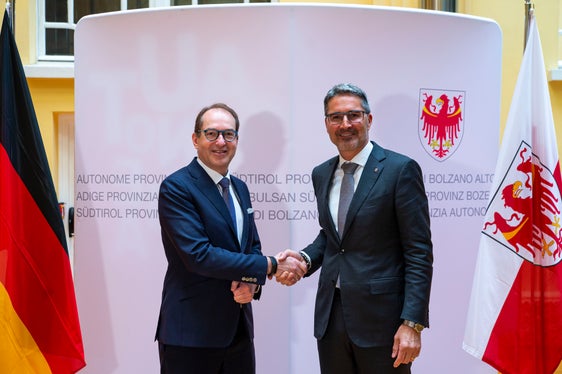 Der CSU-Vorsitzende im Bundestag Dobrindt (l.) und Landeshauptmann Kompatscher beim offiziellen Foto vor dem Treffen (Foto: LPA/Fabio Brucculeri)