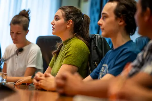 Sara Burger (von links), Katja Oberrauch und Paul Simmerle brachten die Anliegen des Südtiroler Jugendringes vor. (Foto: LPA/Fabio Brucculeri)