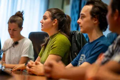 Sara Burger (von links), Katja Oberrauch und Paul Simmerle brachten die Anliegen des Südtiroler Jugendringes vor. (Foto: LPA/Fabio Brucculeri)