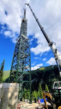 Die Mastenmontage für die neue Anlage in Ratschings (Foto: RAS)