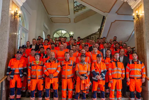 Foto di gruppo dei quasi 60 nuovi cantonieri del Servizio strade con il presidente della Provincia Arno Kompatscher, l'assessore provinciale alla Mobilità Daniel Alfreider, il direttore generale Alexander Steiner e il direttore del Ripartizione Personale Albrecht Matzneller, a Palazzo Widmann. (Foto: ASP/Fabio Brucculeri)