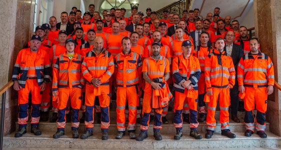 Gruppenfoto der fast 60 neuen Straßenwärter des Landes mit Landeshauptmann Arno Kompatscher, Mobilitätslandesrat Daniel Alfreider, Generaldirektor Alexander Steiner und dem Direktor der Landesabteilung Personal Albrecht Matzneller im Landhaus 1 in Bozen. (Foto: LPA/Fabio Brucculeri)