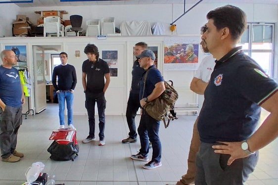 Il programma della giornata di studio prevedeva anche la visita alla base elicotteristica di soccorso dell’Aiut Alpin a Pontives, all’imbocco della Val Gardena. (Foto: USP/Agenzia per la Protezione civile)