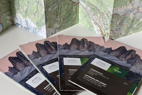Mit neuen Wanderkarten verfolgt das Landesamt für Natur das Ziel, die Öffentlichkeit über die Bedeutung der Schutzgebiete aufzuklären. Nun ist mit der Wanderkarte für den Naturpark Drei Zinnen die erste überarbeitete Wanderkarte erschienen. (Foto: LPA/Landesamt für Natur)
