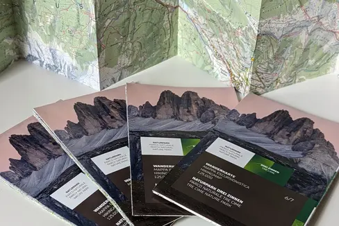 Mit neuen Wanderkarten verfolgt das Landesamt für Natur das Ziel, die Öffentlichkeit über die Bedeutung der Schutzgebiete aufzuklären. Nun ist mit der Wanderkarte für den Naturpark Drei Zinnen die erste überarbeitete Wanderkarte erschienen. (Foto: LPA/Landesamt für Natur)