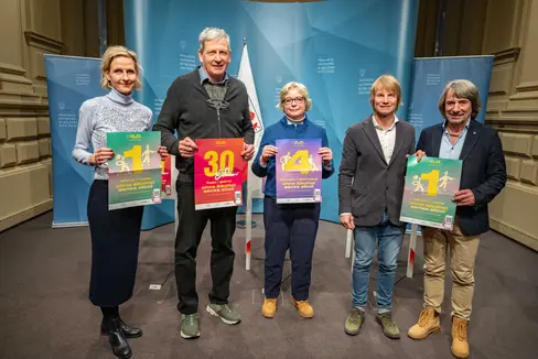 Kampagne vorgestellt (von links): die Leiterin des Gustelier & Gastro im HGV Bettina Schmid, Sanitätsdirektor Josef Widmann, die geschäftsführende Primaria des Dienstes für Abhängigkeitserkrankungen Bettina Meraner, der Direktor des Forum Prävention Peter Koler, Gesundheitslandesrat Hubert Messner (Foto: LPA/Greta Stuefer)