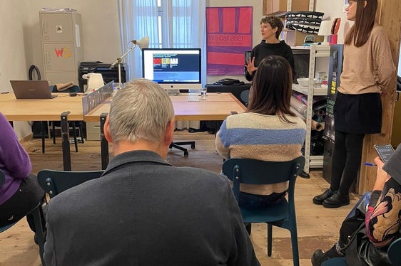 La delegazione di operatori della cultura e funzionari della pubblica amministrazione trentina durante l'incontro tenutosi a Weigh Station. (Foto: ASP)