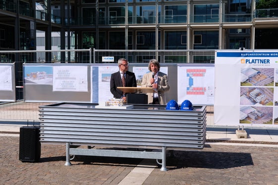 L’obiettivo, secondo l’assessore provinciale alla Salute, Hubert Messner, è evidente: “Un campus vivace non si costruisce solo con nuovi edifici, ma con la vita che gli studenti portano al suo interno. Con questi investimenti, stiamo gettando le basi per una comunità accademica forte e dinamica nel campo delle professioni sanitarie. Non stiamo solo investendo in strutture e infrastrutture, ma soprattutto nei giovani, nei talenti e nel futuro della sanità. (Foto: USP/Gianluca Crocco)