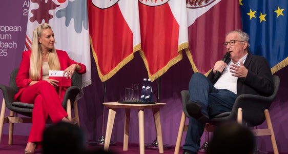 Höhepunkt des Summits: Der ehemalige Präsident der Europäischen Kommission, Jean Claude Juncker im Interview mit Moderatorin Karin Gschnitzer (Foto: Land Tirol/Sedlak)