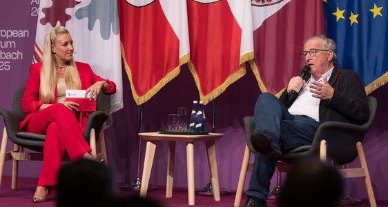 L'ex presidente della Commissione europea, Jean Claude Juncker, intervistato dalla moderatrice Karin Gschnitzer (Foto: Land Tirol/Sedlak)