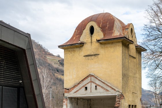 Nach der Unterschutzstellung des Bahnhofs Klausen im Jahr 2004 und jener des Viadukts im Jahr 2017 wird nun auch der Wasserturm unter Denkmalschutz gestellt. (Foto: LPA/Landesdenkmalamt/Manuela Tessaro)